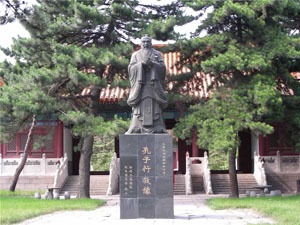 a statue of Conjucius in a confucius temple