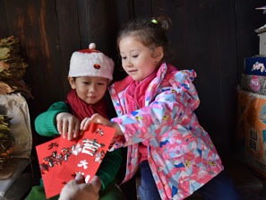 Send red envelopes on Chinese New Year's eve