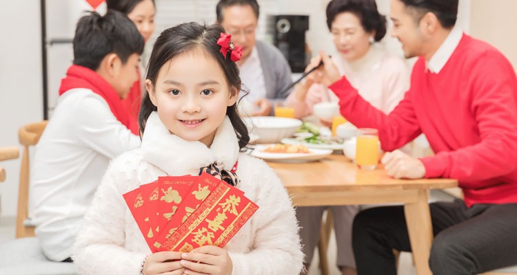 give red envelope on chinese new year eve dinner