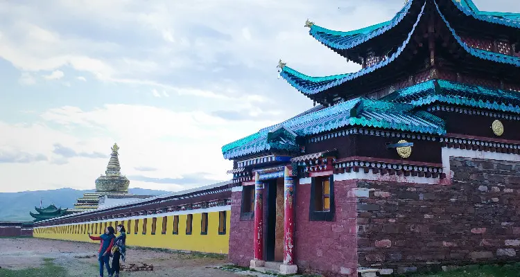 the colorful building of Saige lamasery